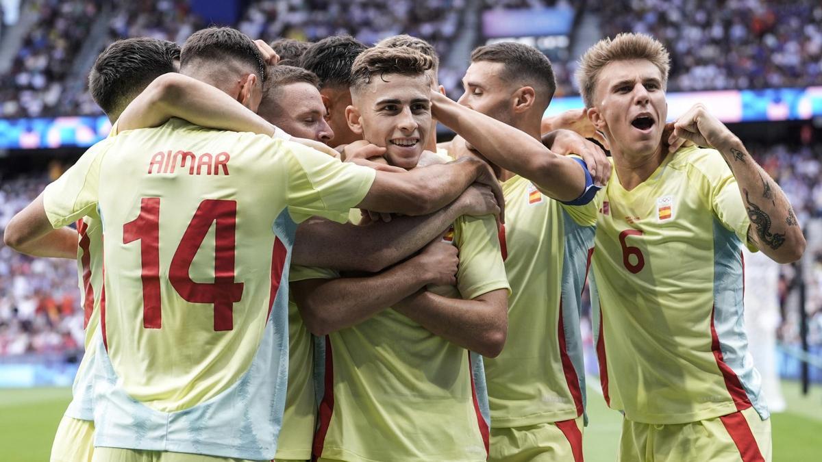 Fermín López, en el centro, agasajado por sus compañeros tras marcar dos goles en la final.