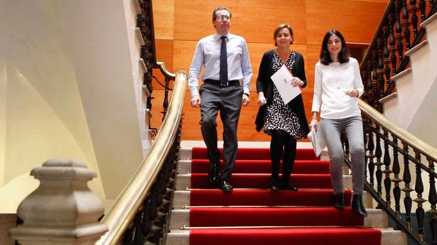 De izquierda a derecha, Fernando Couto, portavoz del gobierno forista; la alcaldesa, Carmen Moriyón, y Ana Braña, concejala de Hacienda, en las escaleras de la Casa Consistorial.