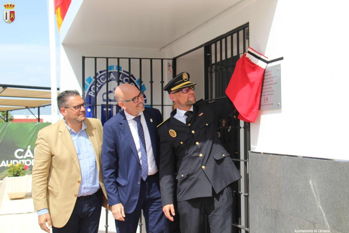 Placa conmemorativa por la inauguracion de nueva jefatura
