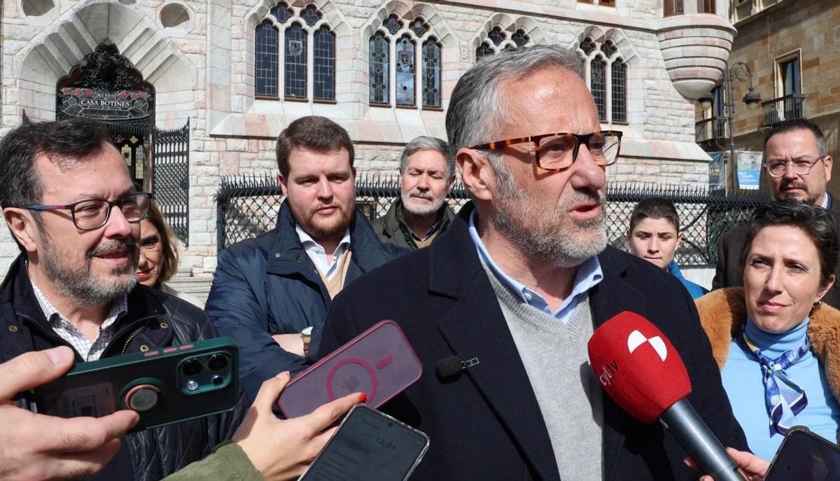 El candidato de Vox a la Presidencia de la Junta, Carlos Pollán, en una atención a medios en León.