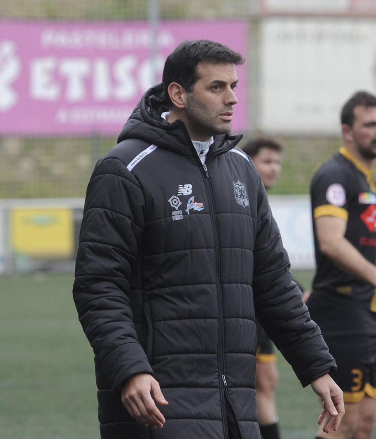 Manuti, entrenador del Club Deportivo Estradense. | BERNABÉ/JAVIER LALÍN