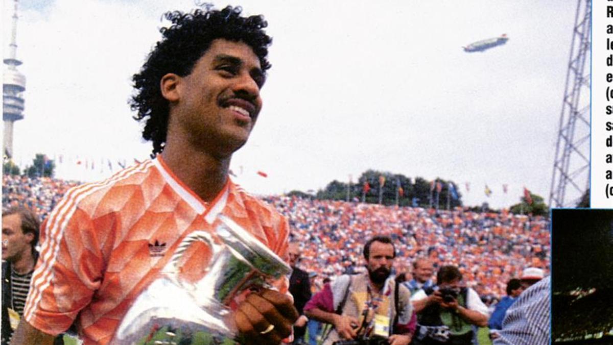 Frank Rijkaard, con el trofeo de la Eurocopa del 1988