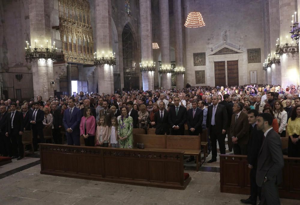 Los Reyes asisten a la misa de Pascua