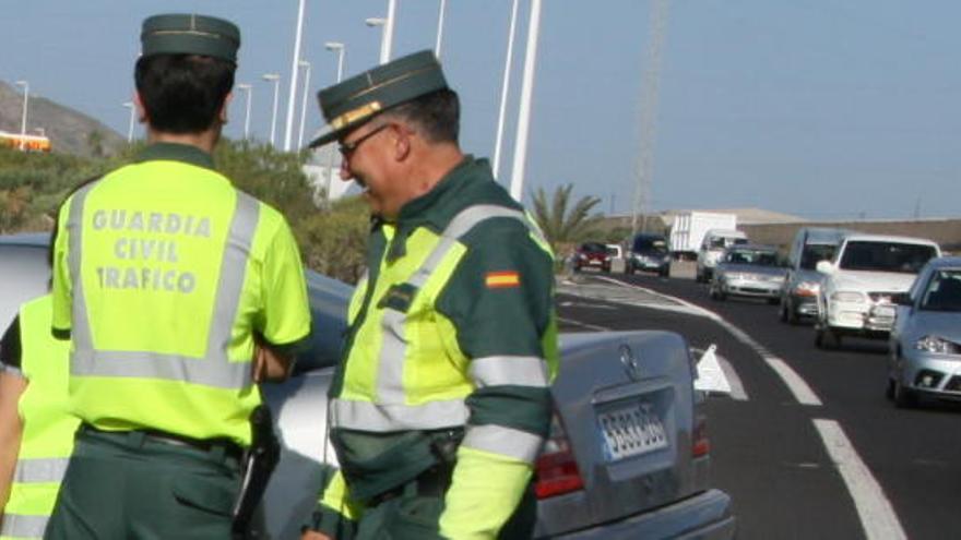 Dos agentes de la Guardia Civil durante una intervención anterior.