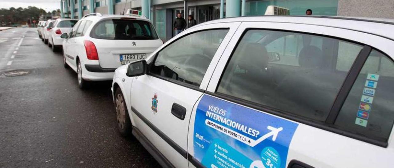 Taxis vigueses lucen en sus puertas la publicidad de Sá Carneiro, ayer en Peinador. // Ricardo Grobas