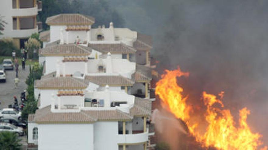 El fuego, cerca de una urbanización en Calahonda.