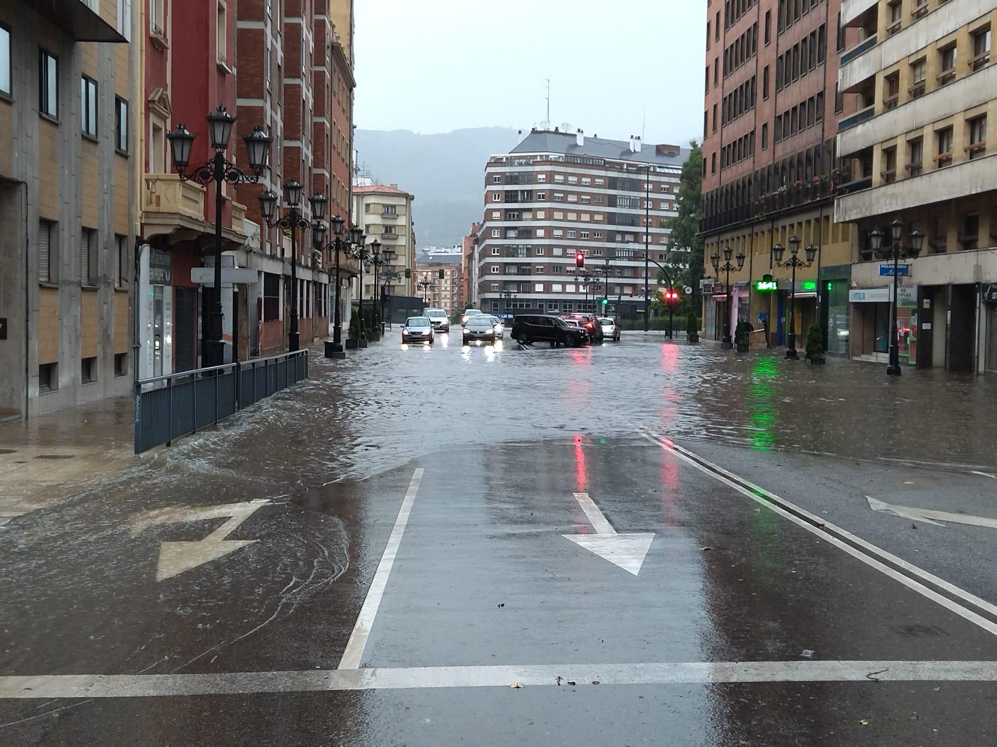 Inundaciones en Oviedo tras una fuerte tormenta de lluvia y granizo