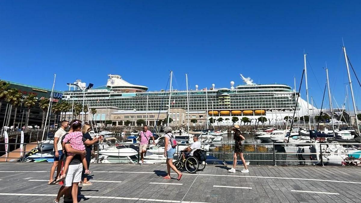 El «Liberty of the Seas», atracado este domingo en Vigo.