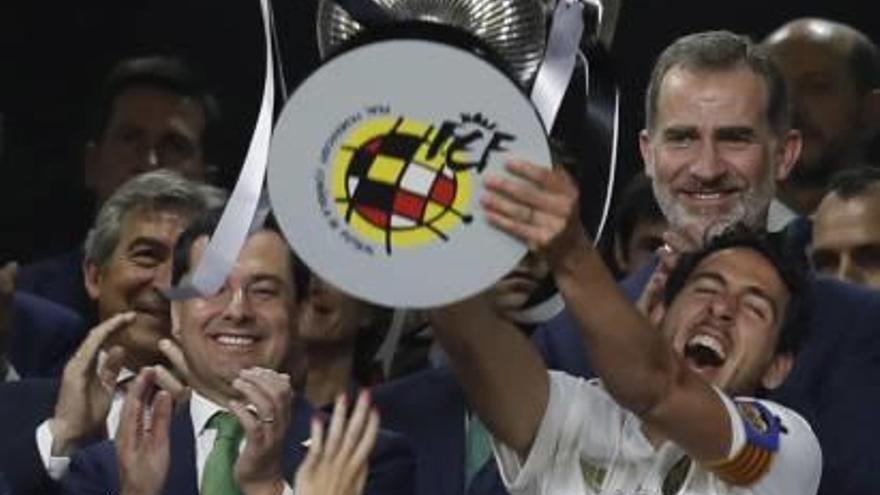 El capitán del Valencia CF, Dani Parejo, levanta el trofeo conquistado el pasado 25 de mayo ante el Barcelona.