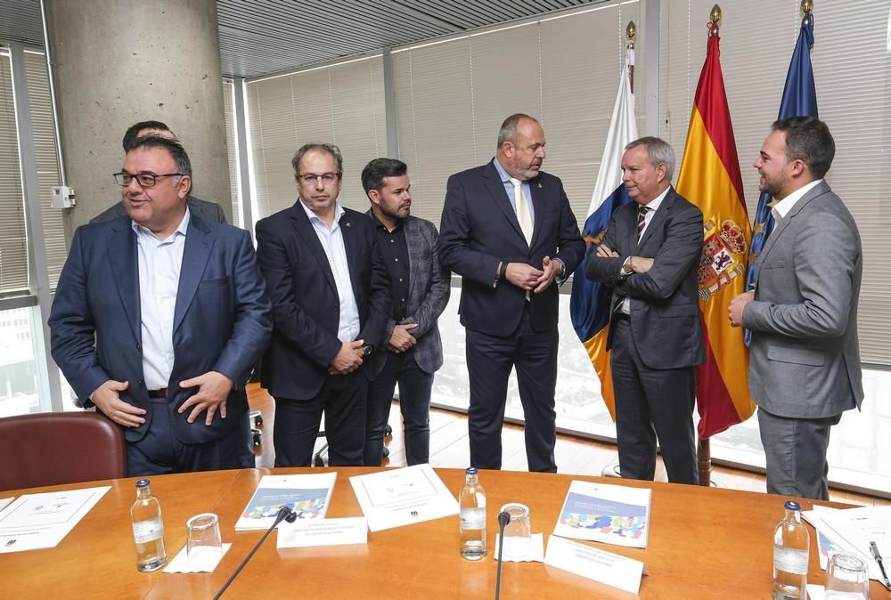 El consejero de Obras Públicas del Gobierno de Canarias, Sebastián Franquis, se reúne con representantes de los siete cabildos insulares para explicarles su propuesta de Pacto Social y Político por un