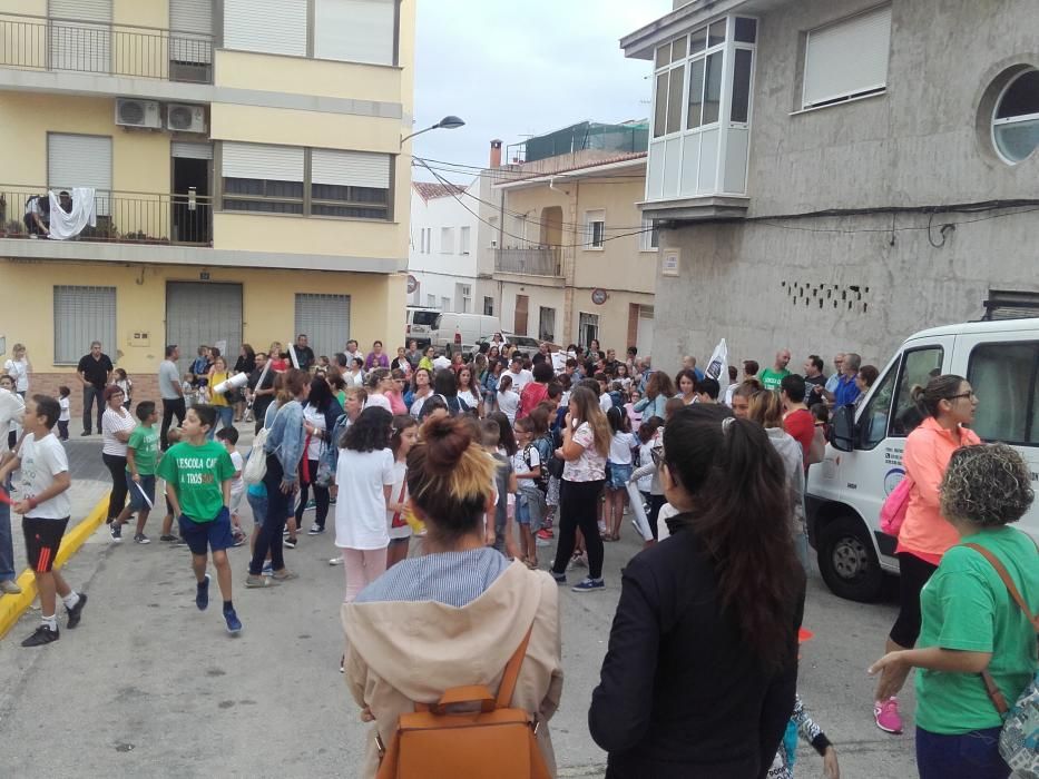 Protesta por el mal estado del colegio de la Font d'en Carròs