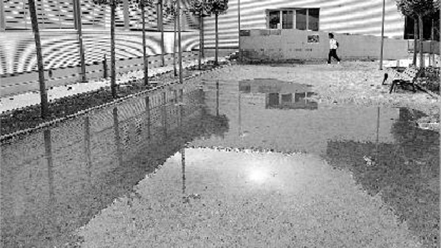 Imagen del patio del Francisco Mondragón de Eslida inundado por falta de drenaje.