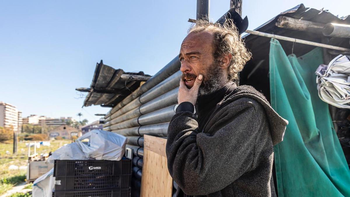 Vidas entre vías: así se vive detrás de Casa Mediterráneo en Alicante