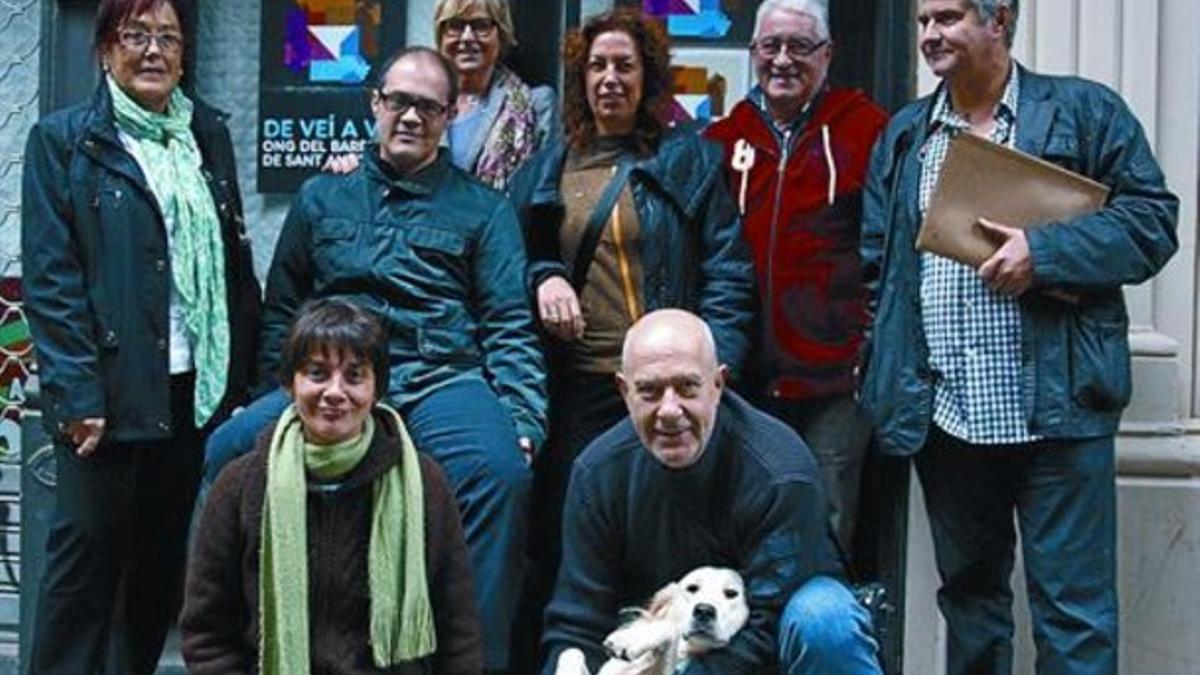 Solidarios 8 Rafa Martinez (sentado con gafas), director de De Veí a Veí, con otros colaboradores.