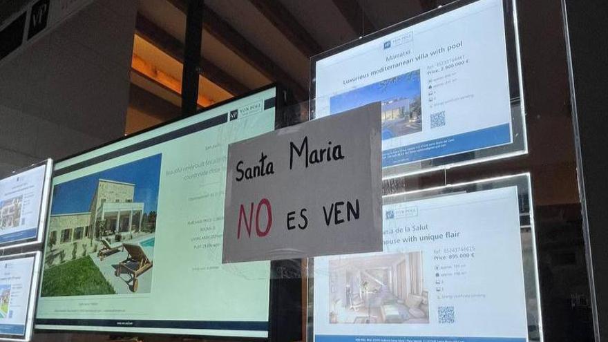 Santa Maria empapela inmobiliarias de su municipio con carteles de "Tourist go home"
