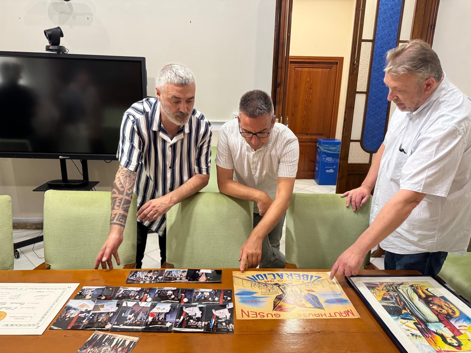 El alcalde, Julián Sáez, y el concejal de Patrimonio, Sergi Tomás, observan los documentos cedidos.