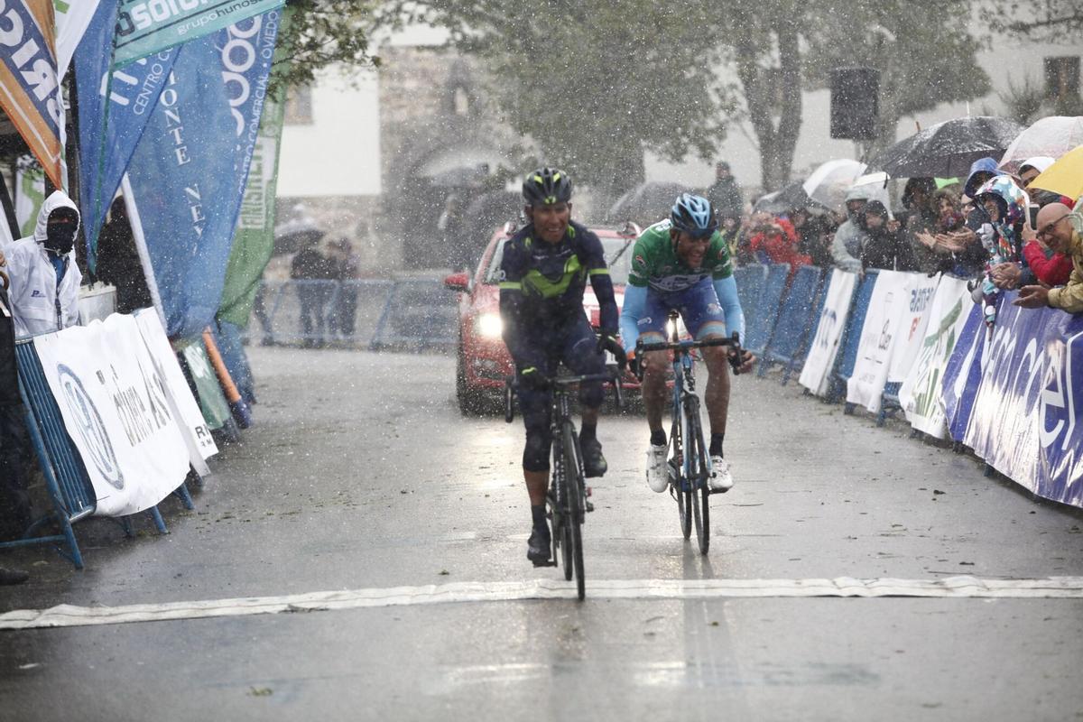 NAIRO QUINTANA ENTRA VENCEDOR EN LA META DEL ACEBO, SEGUIDO POR RAUL ALCORCON. CICLISMO. VUELTA CICLISTA A ASTURIAS.