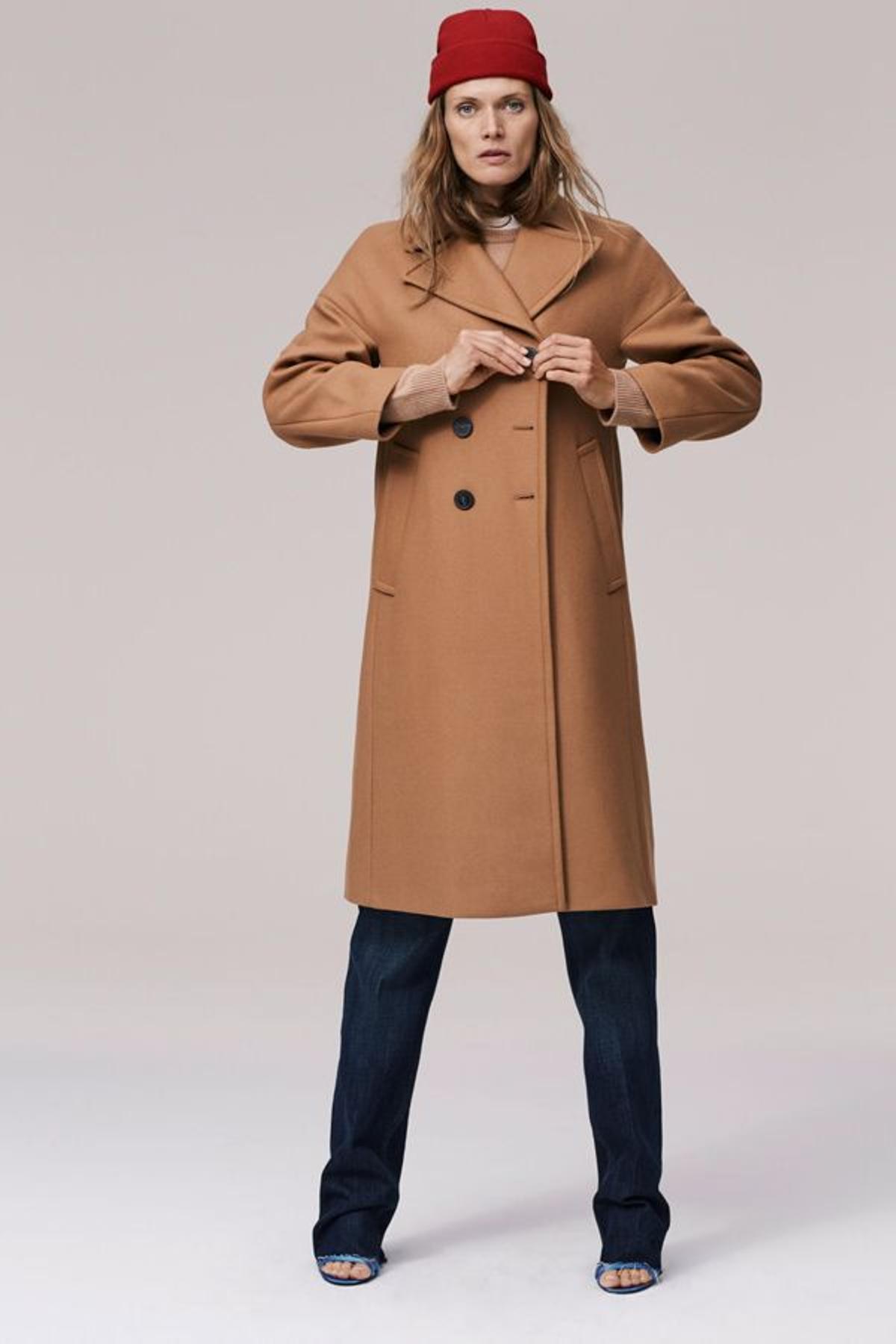 Campaña timeless de Zara: modelo con abrigo camel