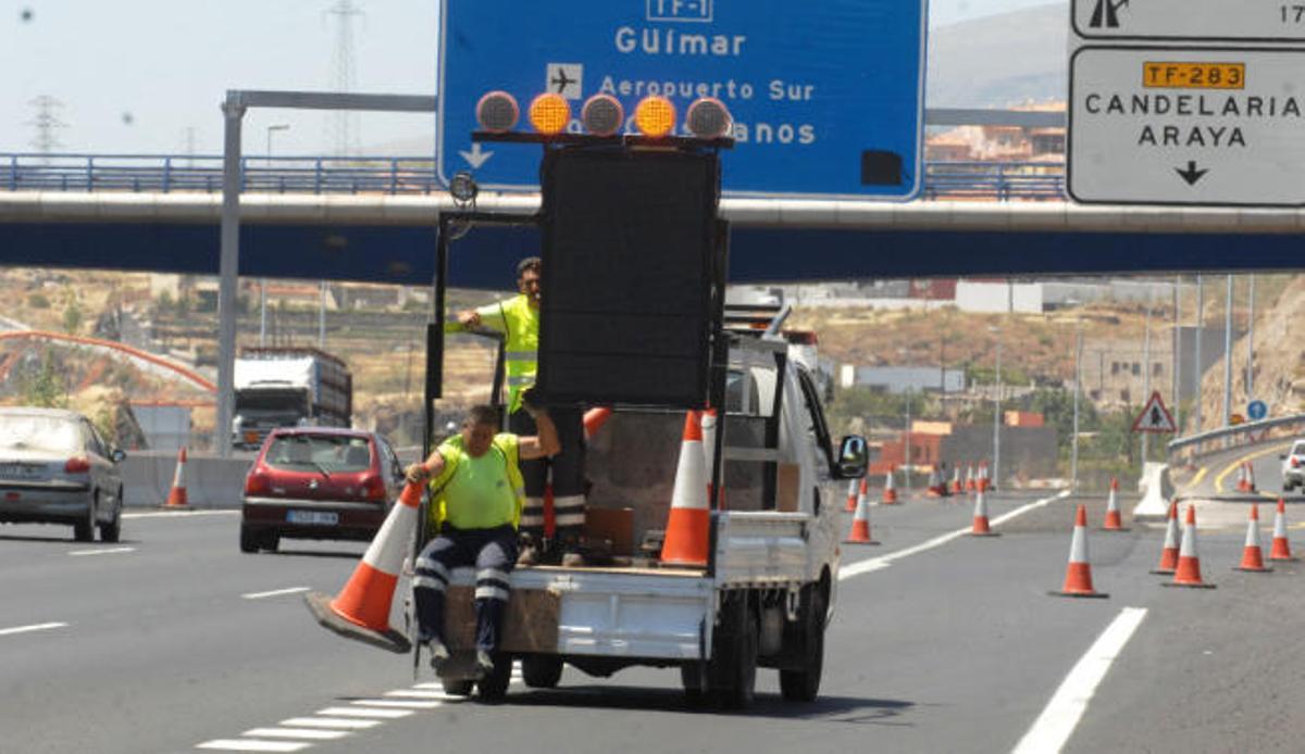 Operarios de carreteras señalizan unas obras en la autopista TF-1.