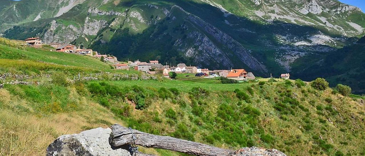 El pueblo de La Peral, desde la entrada por la ruta que lleva a La Pornacal.