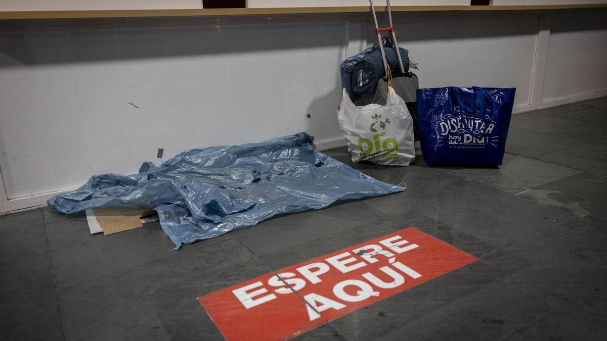 Pertenencias de una persona sin hogar que dormía en la estación de autobuses de Delicias, el pasado mes de octubre.