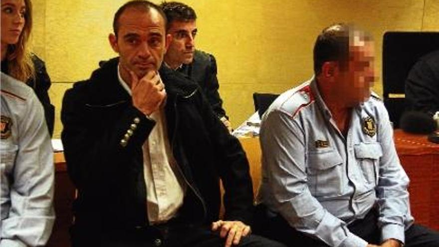 L&#039;acusat, Carlos Soriano Marco, entre dos mossos d&#039;esquadra abans de declarar ahir a l&#039;Audiència de Girona.