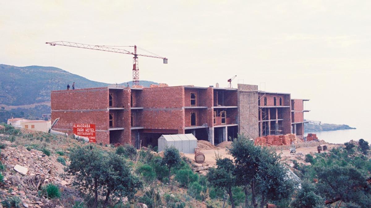 Imatge històrica de la construcció de l&#039;hotel a Roses.