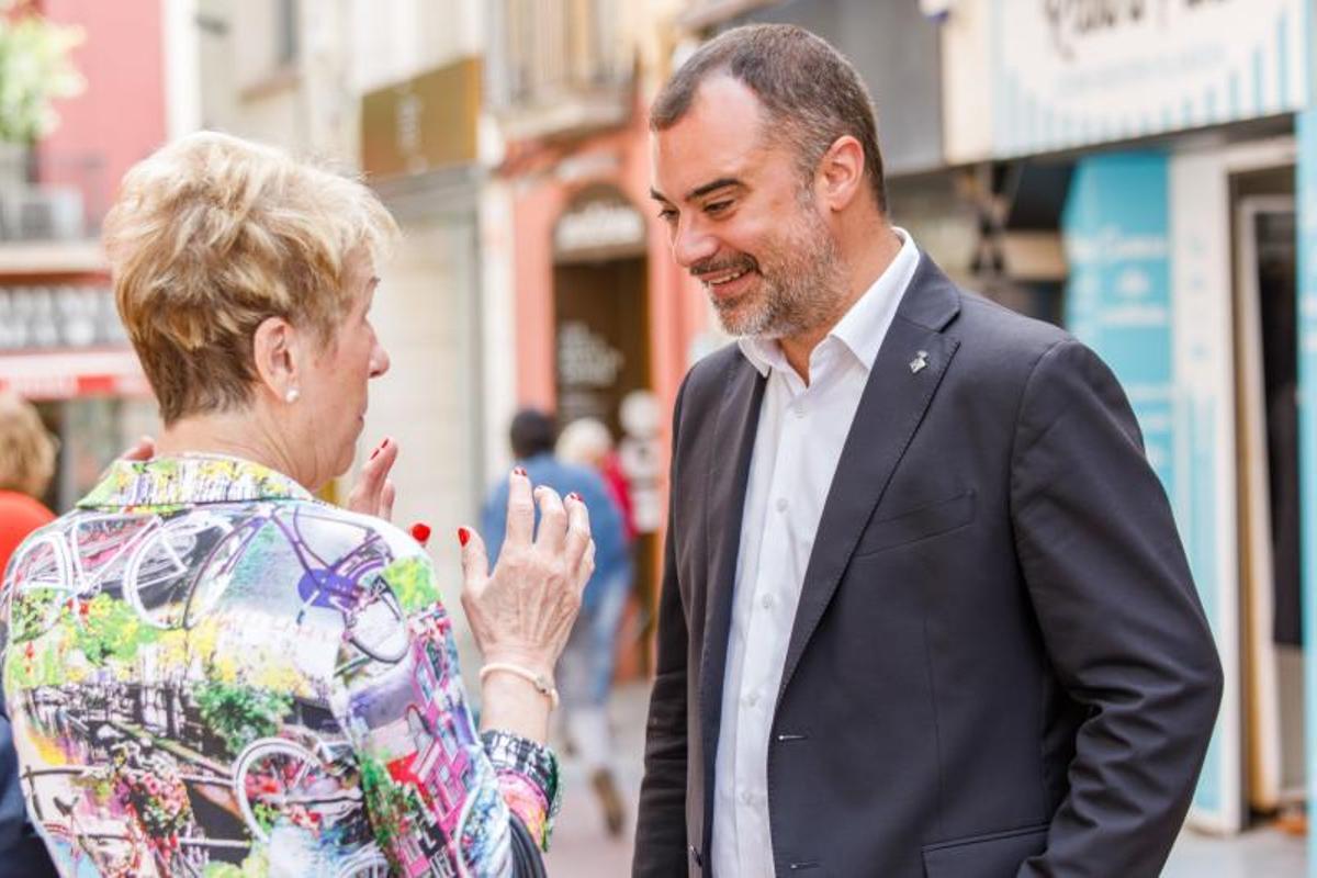 Jordi Ballart, alcalde de Terrassa, en las calles cercanas al ayuntamiento conversando con vecinos