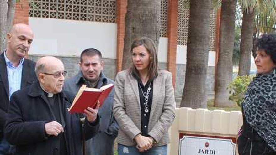 Dedican un jardín en Torrellano al párroco Antonio Fuentes