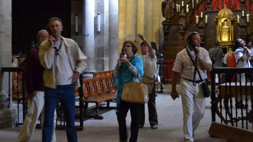 Un grupo de visitantes recorren la catedral de Tui utilizando audioguías. // J.V.