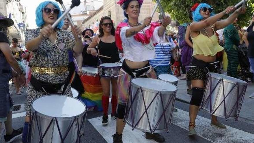 Una de las actuaciones itinerantes de la fiesta en Redondela. // R.G.