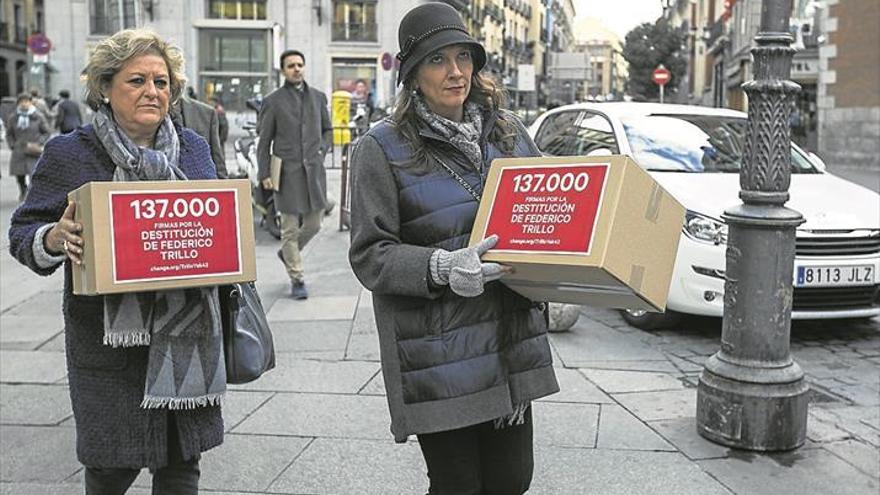 Entregadas 137.000 firmas para destituir al embajador