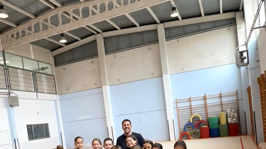 A Illa refuerza con material oficial a sus gimnastas locales