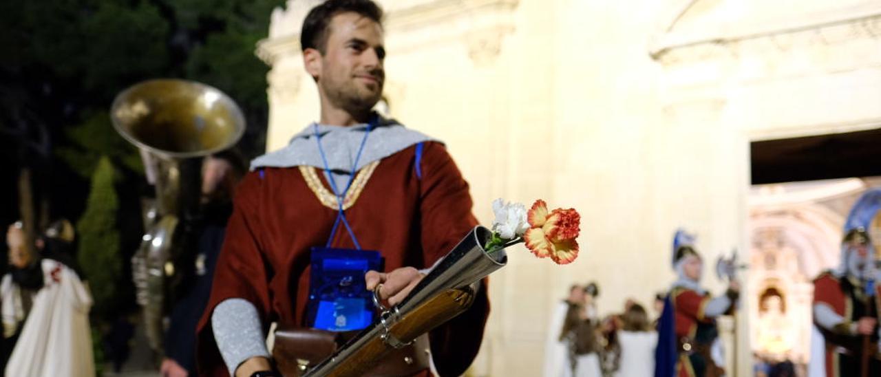 Un festero en la Bajada de la Virgen con una flor en el arcabuz.