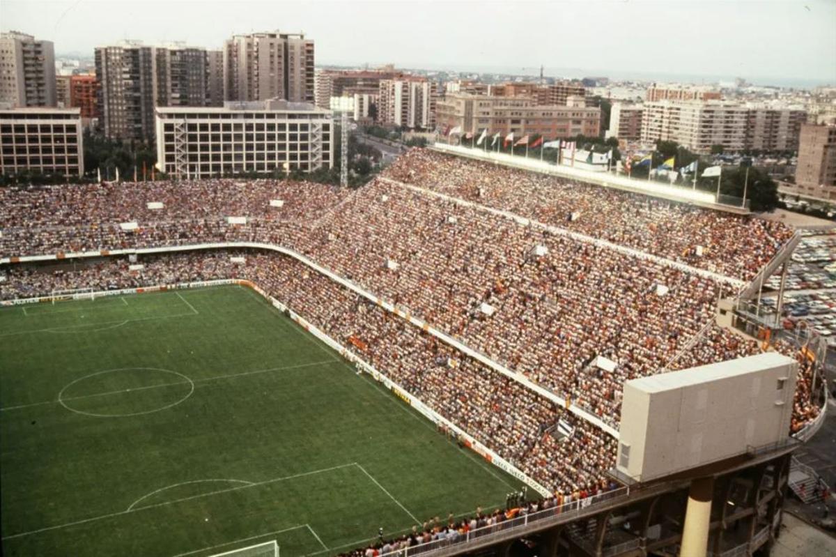 El estadio Luis Casanova, actualmente Mestalla, durante un partido del Mundial 82. A la izquierda, el español Willy, en el preolímpico de baloncesto de hace unas semanas. //EFE | FEB