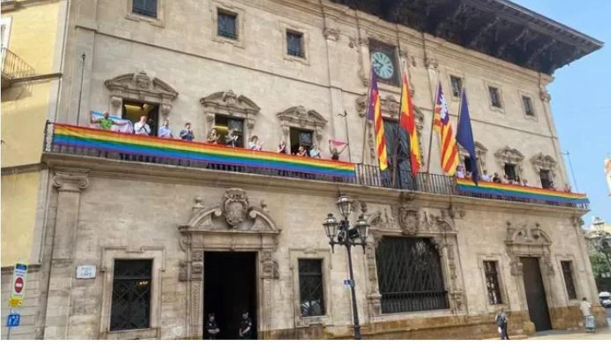 Bandera arcoíris en la fachada de Cort el año pasado.