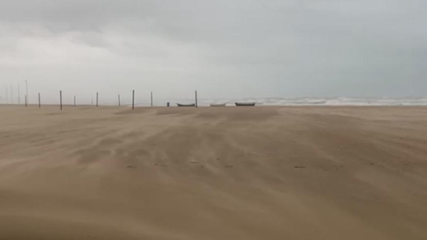 El temporal provoca una tormenta de arena en la playa del Cabanyal de València