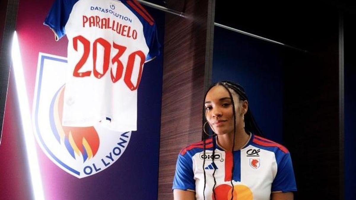 Salma Paralluelo posa con su nueva camiseta.