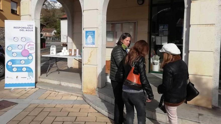 La campaña desarrollada ayer ante las puertas del Ayuntamiento coyán.