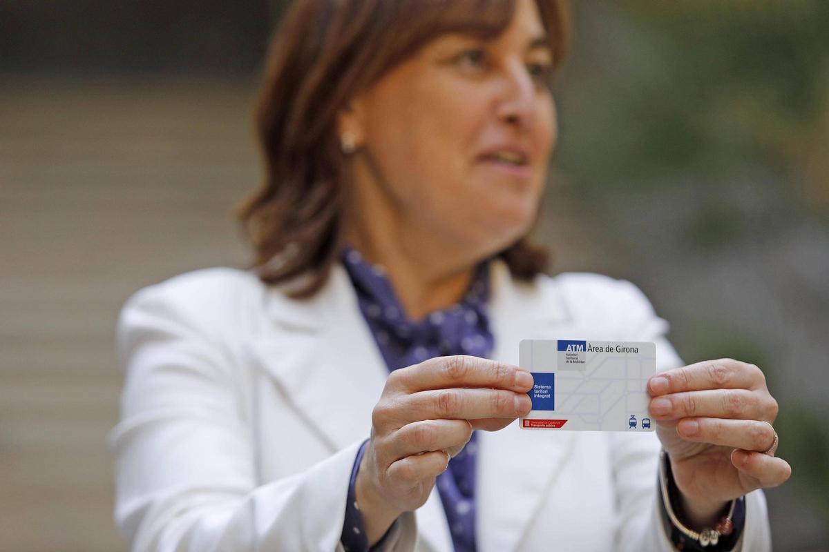 La consellera Silvia Paneque mostra una targeta multiviatge de l'ATM de Girona