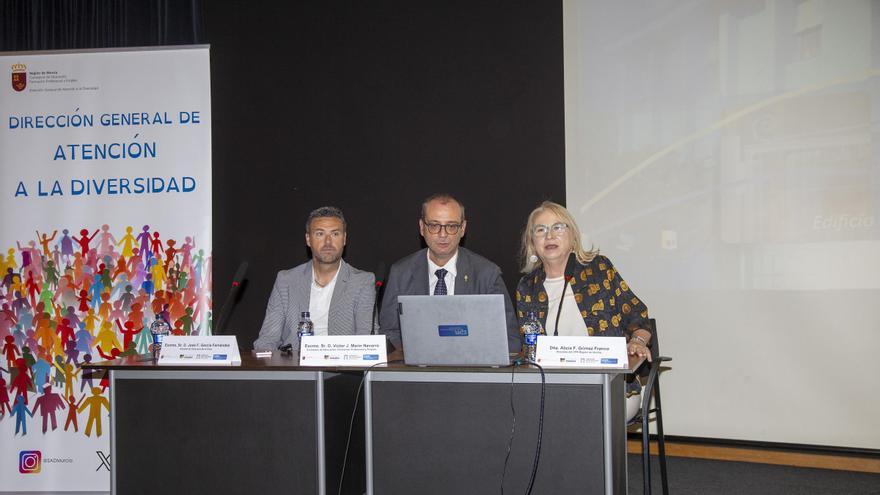 Más de 100 docentes participan en una jornada en la que se visibiliza el papel de las aulas rurales de la Región