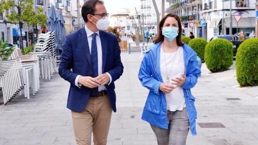 El alcalde de Pozoblanco, Santiago Cabello, y Cristina Casanueva en un reciente encuentro.