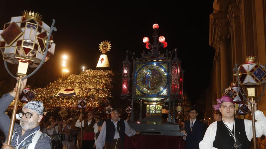 En imágenes | El Rosario de Cristal ya deslumbra por las calles de Zaragoza