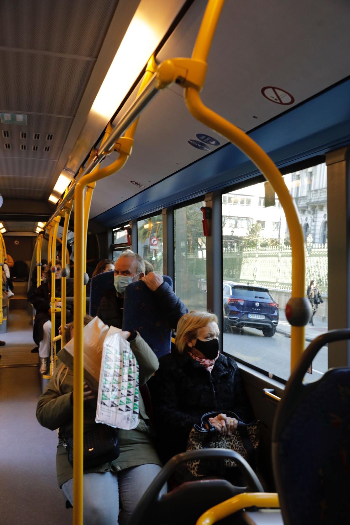 En imágenes: Primer día sin mascarilla en el transporte en Asturias