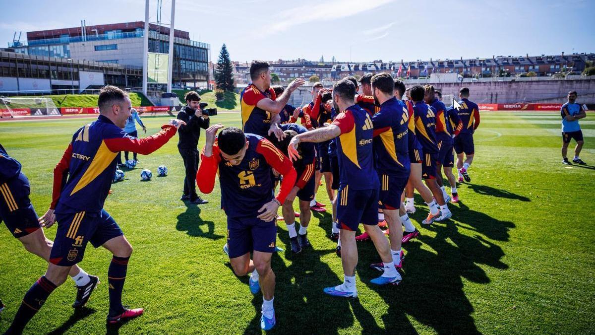 Los jugadores de la selección española, en un pasillo de celebración en Las Rozas.