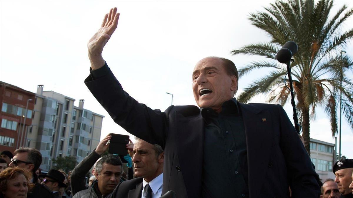 zentauroepp46586182 former italian premier silvio berlusconi waves during a visi190117171809