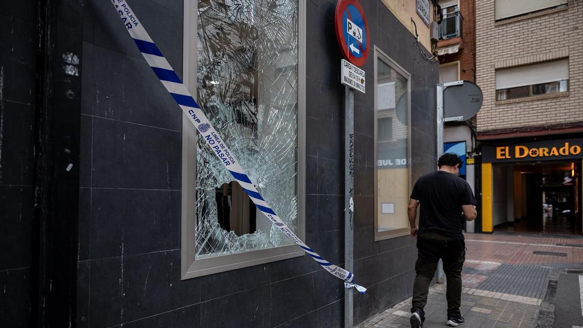 Un comercio de la calle Delicias ha sufrido el robo de su caja registradora tras fracturar la cristalera con una alcantarilla.