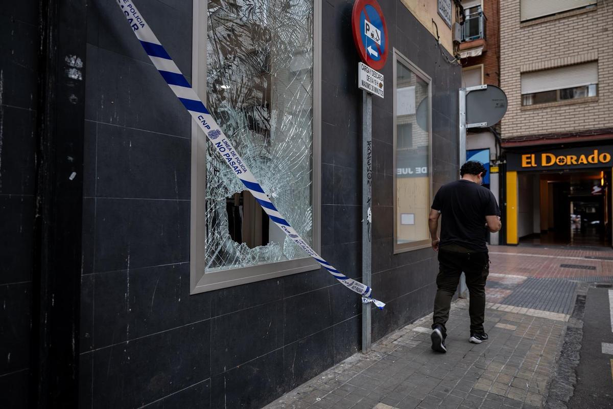 Un comercio de la calle Delicias sufrió este martes el robo de su caja registradora tras fracturar la cristalera con una alcantarilla.