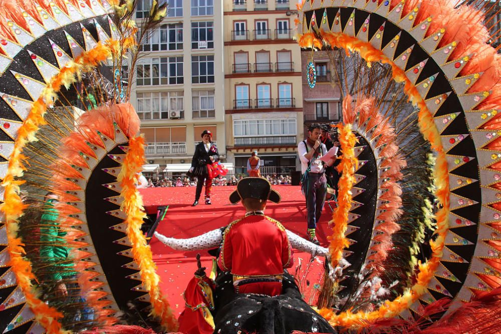 Las familias y los niños disfrazados toman las calles del centro de Málaga el primer domingo de Carnaval.