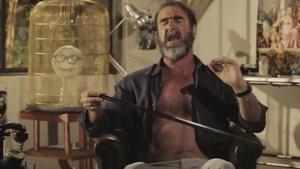 Cantona, en un momento de la grabación cantando el ’Will Grigg’s on fire’.